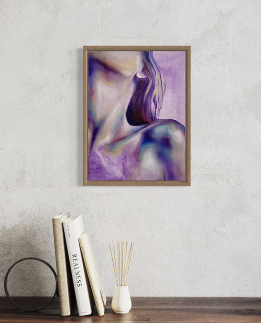 Schilderij van een vrouwelijke hals en schouder in zachte paarse en huidtinten, omlijst met een houten lijst, hangt aan een lichte muur boven een houten tafel met enkele boeken en een geurstokjeshouder