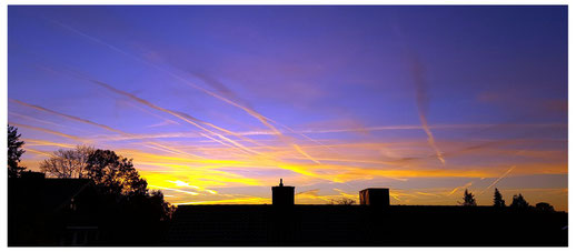 Kondenzstreifen bei Sonnenaufgang: Fliegen ist längst wieder in...