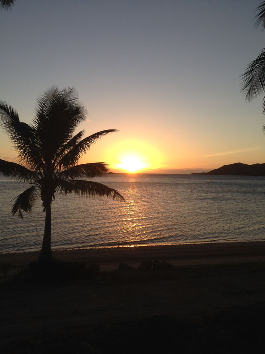 sonnenuntergang am meer mit palmen himmel strand ozean berge abend bilder kostenlos herunterladen fotos lizenzfrei urlaub insel