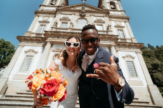 Mariés devant une église au Portugal lors d’un mariage organisé et coordonné par My Daydream Wedding
