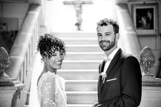 Mariés devant un grand escalier lors d’un mariage coordonné par My Daydream Wedding près de Nantes