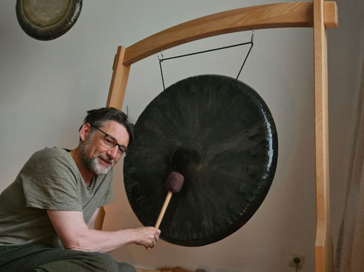 Martin spielt den großen Gong