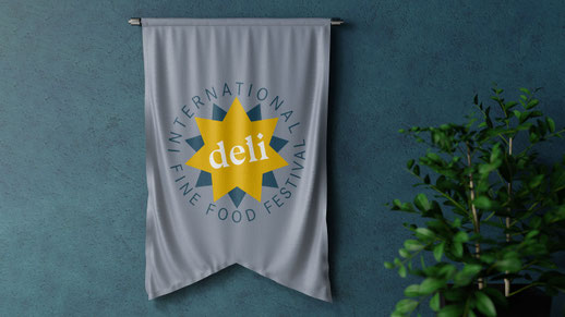 Wir sehen eine Fahne auf der ein Event logo DELI zu sehen ist. 