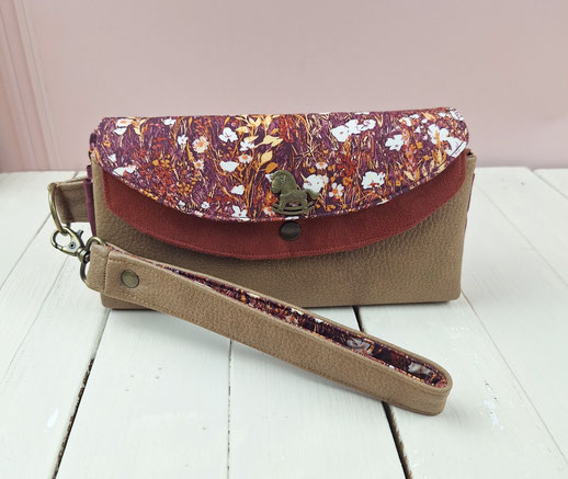 grand portefeuille pochette femme - portefeuille porte-chéquier femme - faux cuir cognac et tissu bordeaux avec fleurs sauvages - grand portefeuille femme unique et artisanal - portefeuille grand capacité - ethnique, coloré et bohème - fait-main en France
