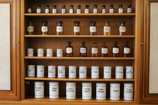Apotheke regal flaschen