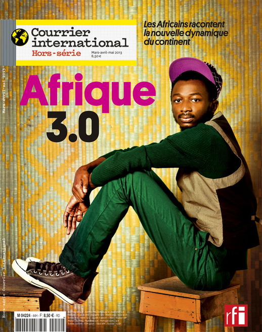 Cette image est symbolique des nouvelles dynamiques affectant l'Afrique : une Afrique qui a moins de 25 ans à 50% (l'homme sur la photo est un jeune), une Afrique qui se mondialise (vêtements à l'occidental, chaussure Converse), une Afrique connectée 