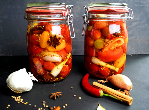 süß-saure Tomaten in Würzsud mit Zimt, Sternanis, Koriander, Senfsaat und noch so ein paar leckeren Zutaten