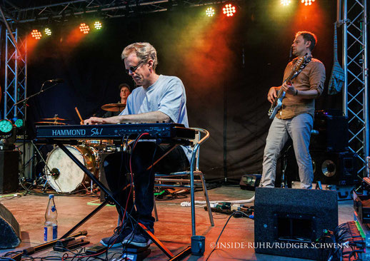 Jonas Hauer am Keyboard sorgte bei Urban Fox auf der Freilichtbühne Mülheim für präzise Grooves und druckvolle Klangflächen. Foto: Rüdiger Schwenn