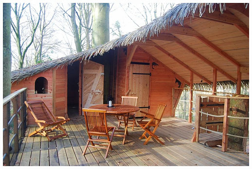 Grande terrasse semi-couverte et traversante de 30 m² cabane Les Six Frères La Chaussée Normandie