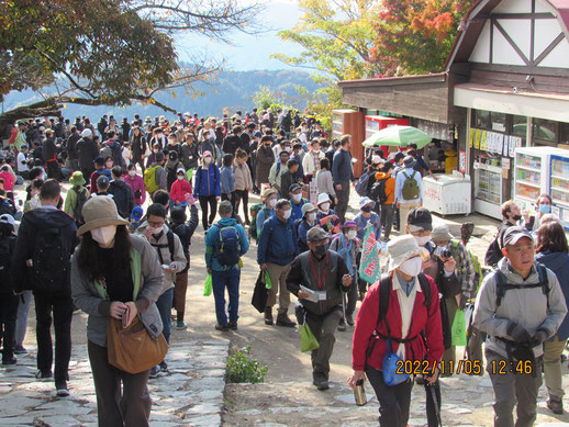 混雑する高尾山頂：人出は多いですが落ちているゴミは少ないです