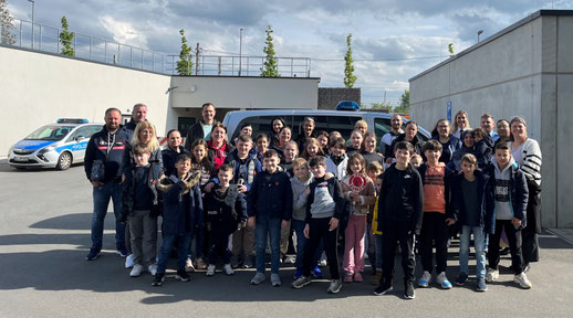 Strahlende Gesichter bei den Diesterweg-Familien nach dem Erkunden von Polizeiauto und Co.  (Bild: BSO)