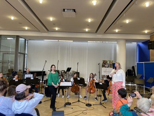 Das Orchester 1a unter der Leitung von Ida Stölting wird von Catherine Veillerobe vorgestellt. Die Diesterweg-Stipendiatinnen Ana und Maria Bondari vorne, zweite und dritte von links mit ihren Celli.  (Bild: BSO)