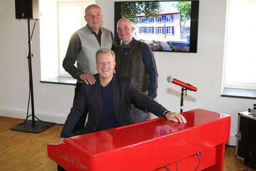 Christoph Pesch und Dominic Engel mit Sascha Klar, dem Teufel am Klavier Fotos: Werner Erkens