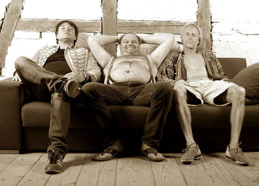 Das Biberacher Rock-Trio Kinda Like feiert neben schwermetallischen Krachern von Black Sabbath, Motörhead oder Judas Priest auch echt harte Versionen von Gassenhauern der Beatles, von Fleetwood Mac oder David Bowie ab. Foto: Promo