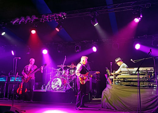 Manfred Mann's Earth Band live im "Ulmer Zelt". Im Bild rechts die beiden Gründungsmitglieder Mick Rogers und Manfred Mann. 