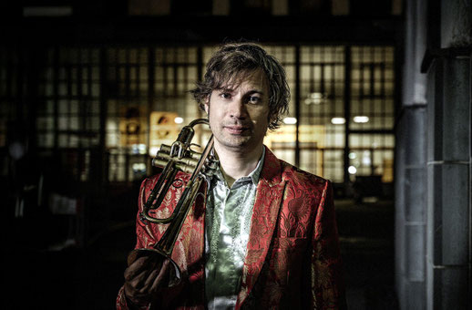 Vor etwas mehr als 15 Jahren schaffte Jazz-Trompeter Matthias Schriefl mit seiner Formation Shreefpunk den europaweiten Durchbruch. Am morgigen Freitag geht er mit dem Frank Eberle Trio im Vöhringer "KellerKult" auf die Bühne. Foto: Promo