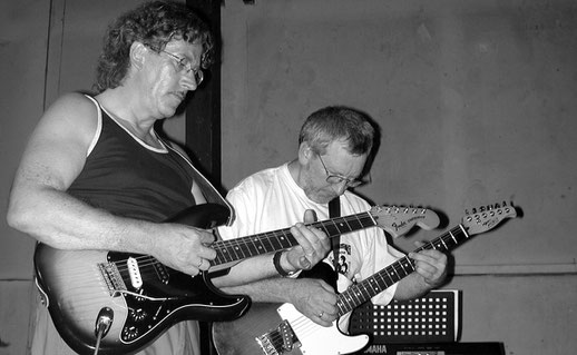 Karl Walter "Lupo" Luib (links) und Harald Rapp beim Reunion-Konzert im Juli 2002 in der Alten Turnhalle Mengen. Fast alle aus der Urbesetzung waren am Start. Foto: Miche Hepp  