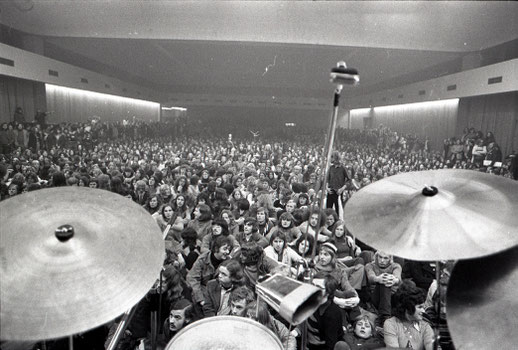 Erwartungsvolle Fans im Jahr 1972 in der vollbesetzten Sindelfinger Ausstellungshalle. Hier kommt gleich die Band Fleetwood Mac auf die Bühne. Foto: Michael Schmidt