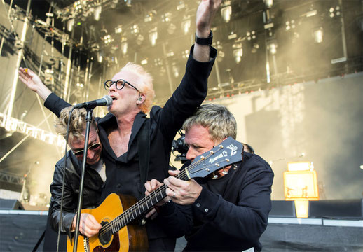Anfang der Nuller-Jahre feierte die Band Travis aus Glasgow ihre größten Erfolge. Dass sie nach wie vor relevant sind, haben die vier Schotten mit einem überzeugenden Auftritt vor 5.100 Besuchern beim "Pinot And Rock" unterstrichen. Foto: Paul Gärtner