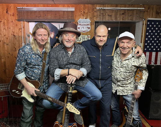 Die Großgosch Band mit Franky "Guitar" Barth, Friedemann Benner, Ralf Breimayer und Fritz Haug (von links) spielt am kommenden Donnerstag ein Zusatzkonzert im Riedlinger Lichtspielhaus. Foto: Michael Koestner