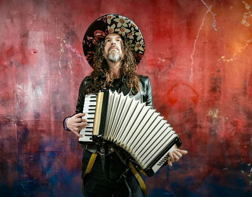 Luca Bassanese ist eine schillernde Persönlichkeit der neuen Generation italienischer Cantautori. Am 19. Juli gastiert der Singer/Songwriter mit seinem La Picola Orchestra in Stuttgart beim eintrittsfreien "Sommerfestival der Kulturen". Foto: Promo