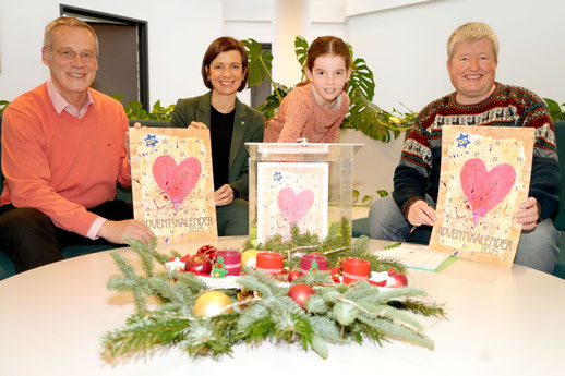 Bei der Ziehung mit dem 1.Vorsitzenden Stefan Bodenbenner, der Bürgermeisterin Carolin Weitzel, Künstlerin Frieda und Schatzmeister Daniel Dördelmann (v. l. n. r.)