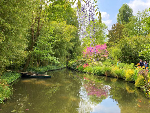 laghetto delle ninfee nel giardino fiorito di Claude Monet con barca in legno sulla riva