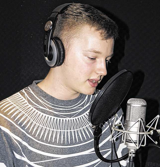 Tobias Egl alias „Tyro Rap“ bei Aufnahmen im Tonstudio. Fotos: B. Zilkens