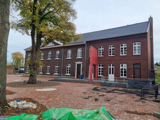 Die Alte Schule kann endlich den Vereinen übergeben werden. Am Außengelände wird allerdings noch gearbeitet. Foto: Christos Pasvantis