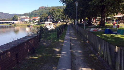 Über die Brücke links weiter flussabwärts