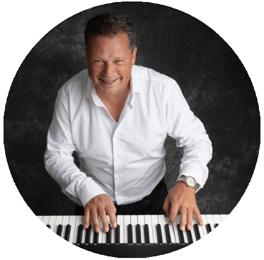Keyboardspeler Keyboardist Hugo Franks