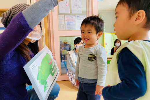 イングリッシュ教室の先生と子ども達