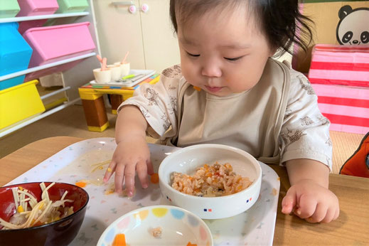 手づかみ食べをする赤ちゃん