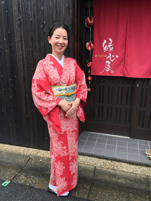 着付けとヘアセット後、縁心屋さんの前で記念のパチリ♪