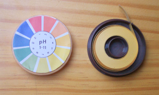 Ein pH-Meter und pH Streifen