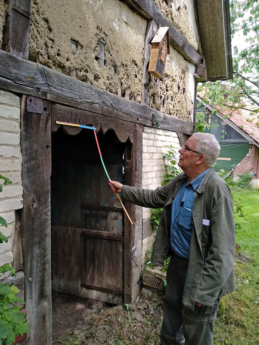 Foto: Heinz Riepshoof bei der Vermessung eines alten Schafstalls.