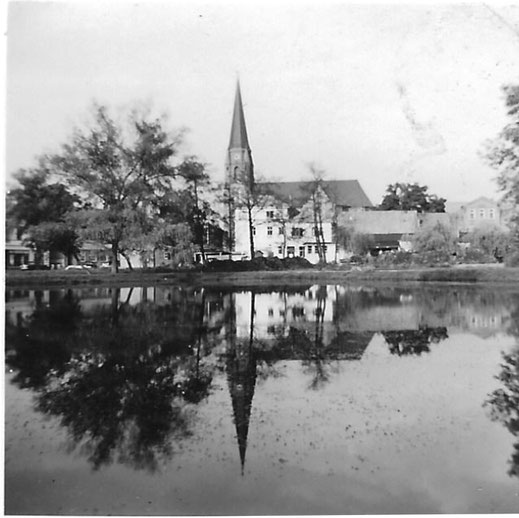 Die Syker Kirche spiegelt sich im alten Mühlenteich