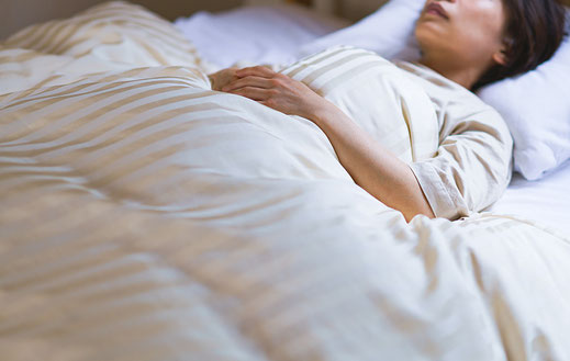 体調が悪くなって眠っている高齢のお母さん