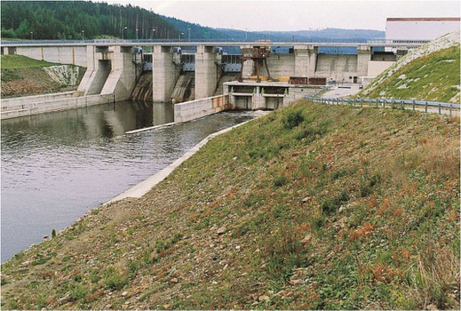 Talsperre Hnevkovice auf der Moldau