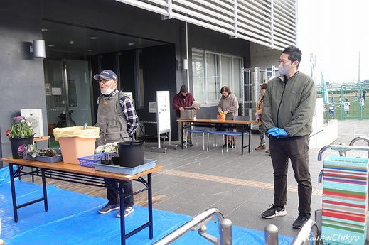 講師の岸上さん、助手の上松さん