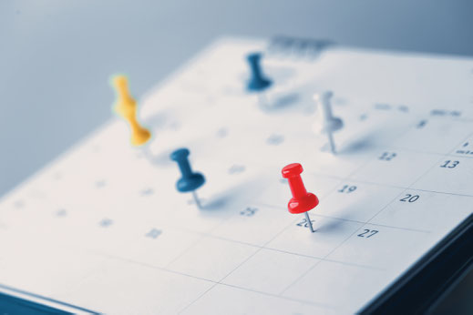 Kalender mit Pinnadeln