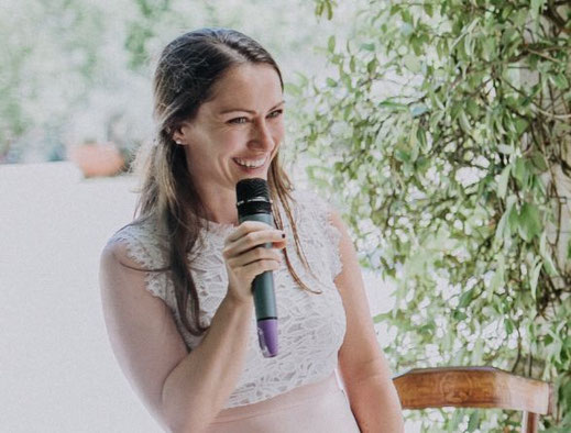 Isabel spielt schon seit der Grundschule mit Worten und leitet ausdrucksstark durch Eure Trauung. Foto: Lukas Schramm