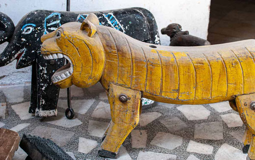 Tigre jaune. Pièce de bois utilisé dans les manèges pour enfants, en Inde.