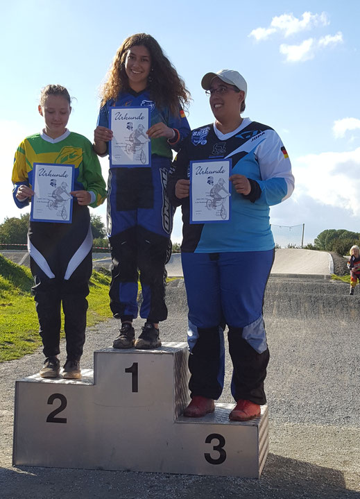 Yasmina Ben Haj krönte ihre erste Saison als BMX-Fahrerin mit dem Gesamtsieg des OWL-Cups in der Klasse „Jugend“. Auch im dritten Rennen fuhr sie im Finale auf den ersten Platz.