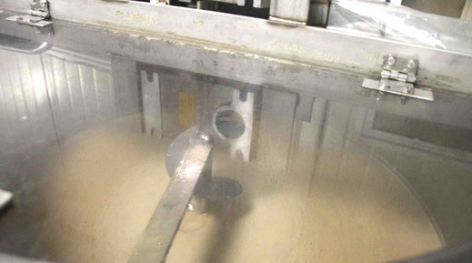 Brassage du Miel pour le rendre crémeux