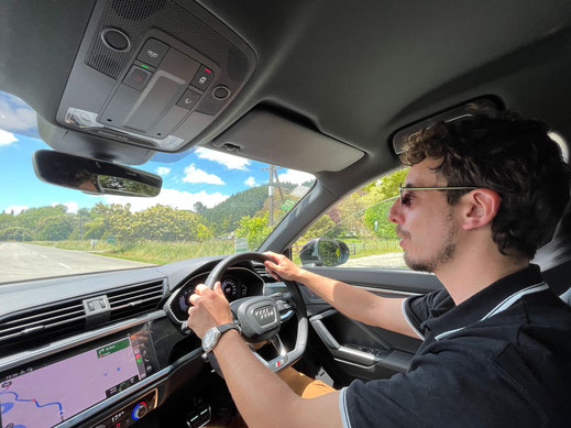 Adrien de Puri New Zealand l'expert en Miel de Manuka se déplace en Nouvelle-Zélande pour voir ses apiculteurs dans une Audi Q3 S Line noire