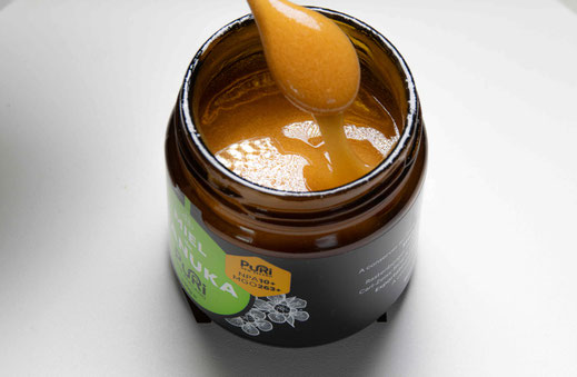 Pots de Miel de Manuka 10+ Puri New Zealand avec cuillère de miel qui coule, prix du manuka en france en 2026