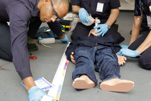 Farbcodierung mit dem KINDERSICHER-Maßband beim ITLSpediatric Kurs für Kindernotfälle