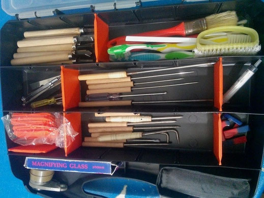 Attrezzatura che uso per la preparazione dei pezzi a casa. Comprende varie punte di vari materiali, spazzole, pennelli, lenti, scalpelli da legno