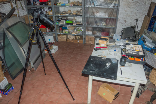L'attrezzatura allestita per le fotografie di piccoli campioni.